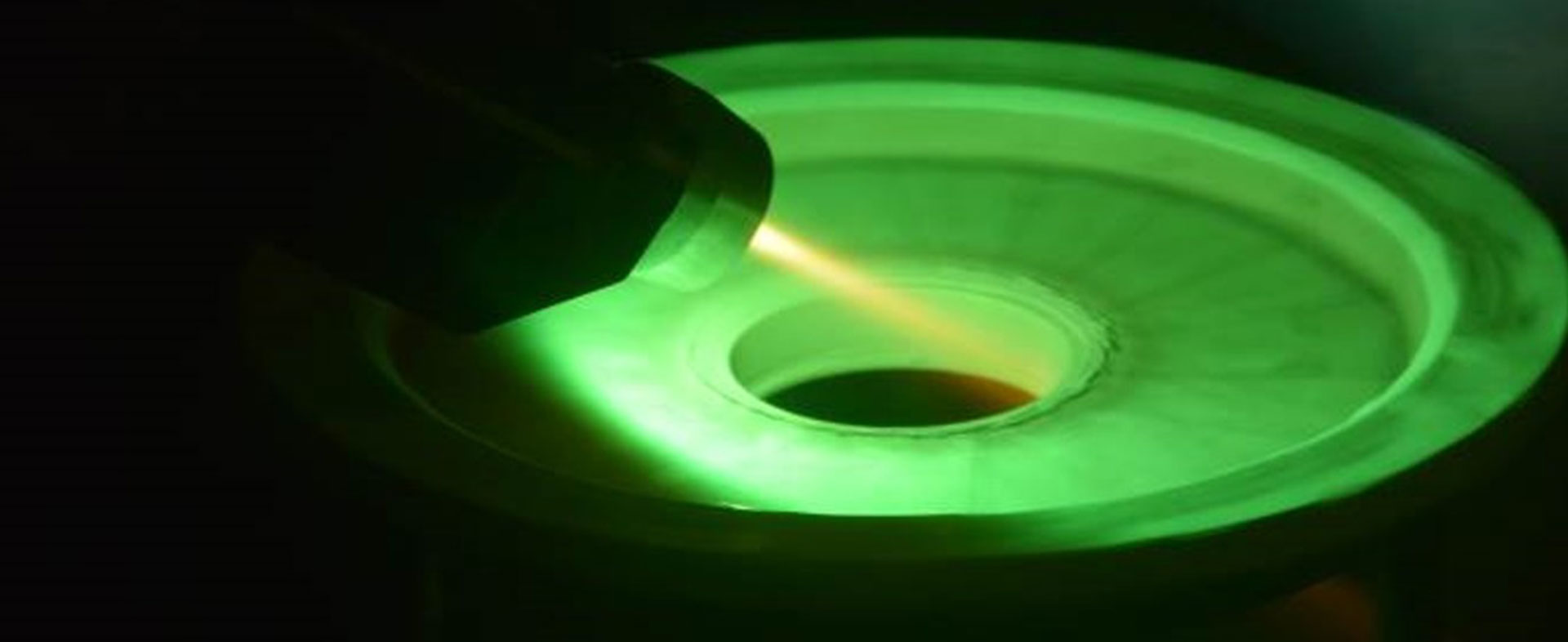 Energieeffiziente Herstellung von thermisch gespritzten Schichten mit verbesserten Eigenschaften durch Einsatz eines modifizierten Lichtbogendrahtspritzprozesses