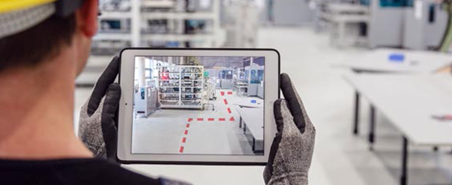 Die Digitalisierung und insbesondere die Entwicklung von Produktionsunternehmen hin zu Industrie 4.0 stellt u. a. kleine und mittlere Unternehmen (KMU) vor Herausforderungen. Vor allem gilt es, IT-Systeme aufzurüsten, anzupassen, zu integrieren und individuelle Lösungen zu entwickeln.