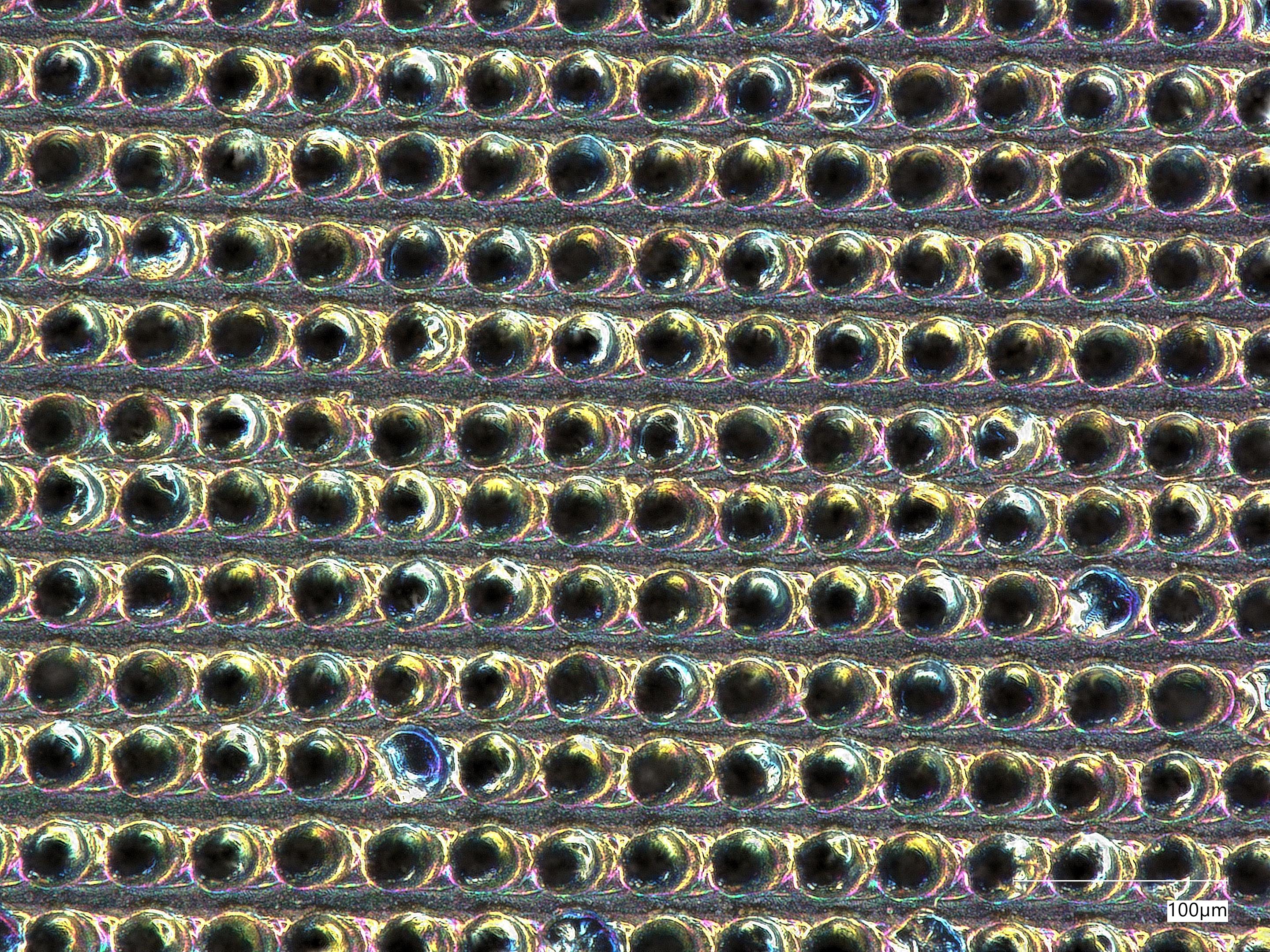 Bearbeitungsergebnis am Beispiel einer Titanfolie (Quelle: Technische Universität München, Institut für Werkzeugmaschinen und Betriebswissenschaften (iwb), RAYLASE GmbH)