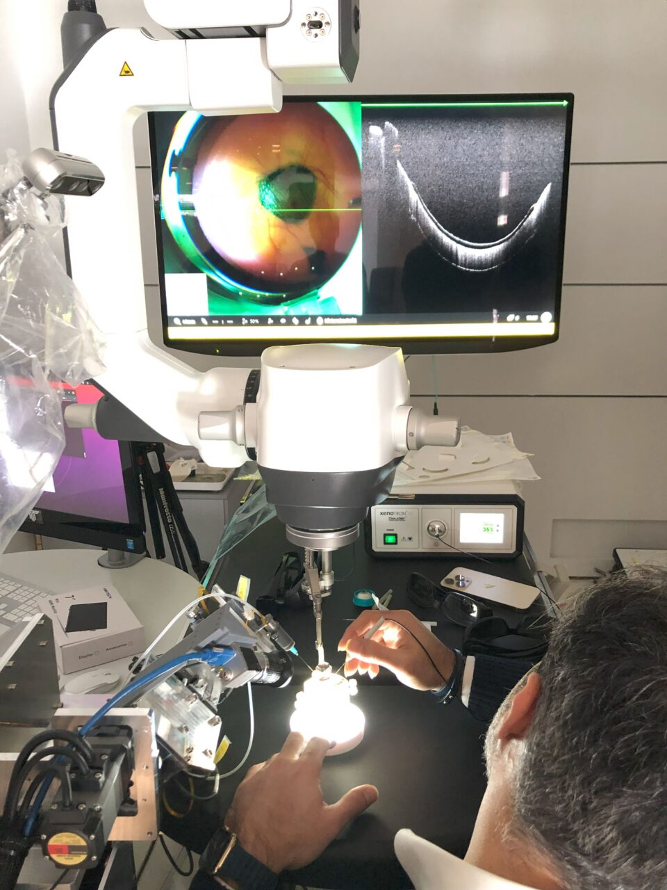 Funktionsdemonstrator im Laborsetting - OP-Mikroskop mit intraoperativem OCT und chirurgischem Roboter (Quelle: Munich Surgical Imaging GmbH, Augenklinik und Poliklinik, TUM Klinikum Rechts der Isar)