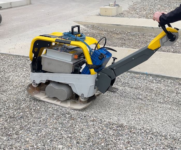 Demonstrator elektrifizierte Rüttelplatte auf Teststrecke (Quelle: Wacker Neuson Produktion GmbH & Co. KG)