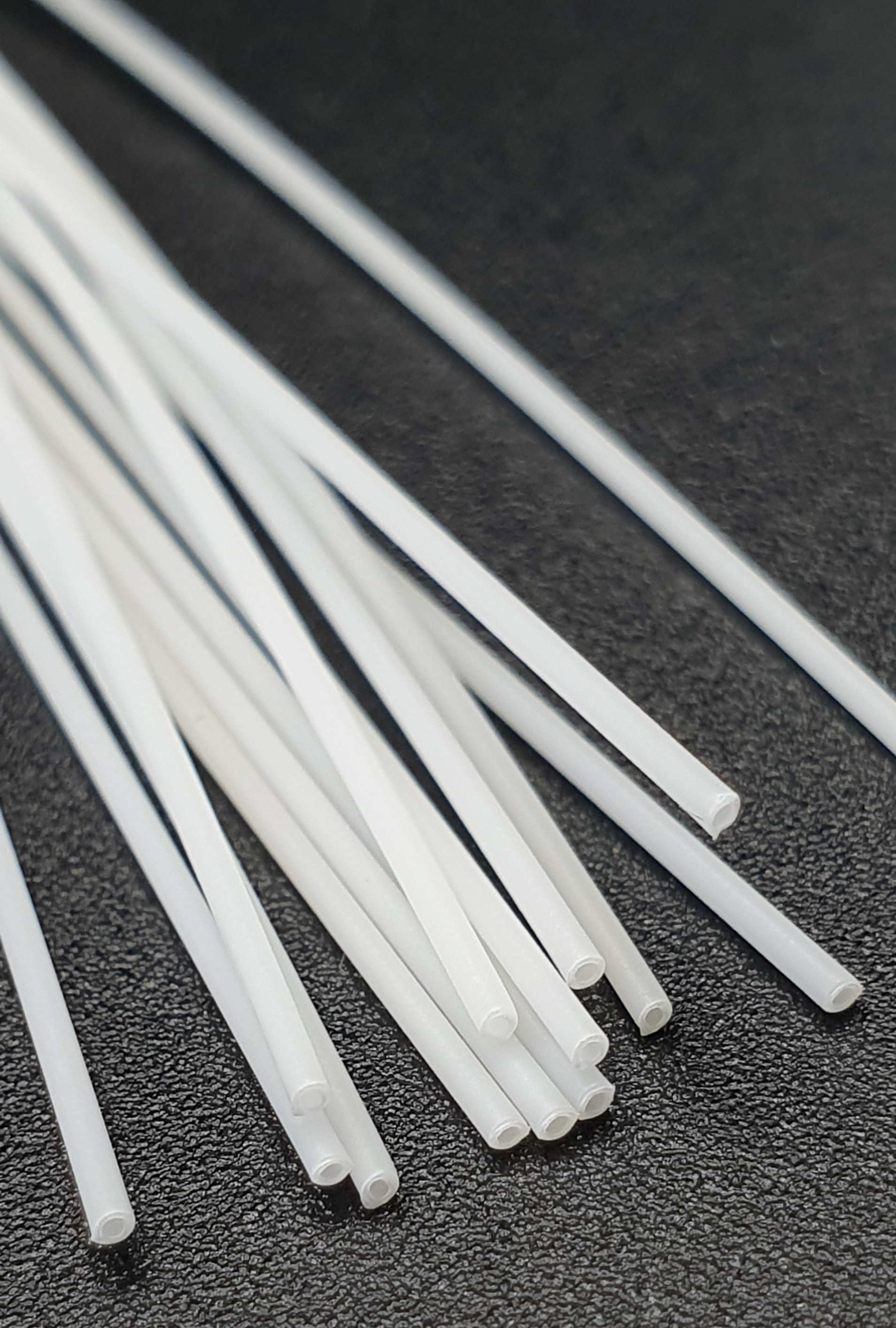 Hergestellte ultraschallsichtbare Mikroschläuche, (Quelle: Institut für Kreislaufwirtschaft der Bio:Polymere der Hochschule Hof)