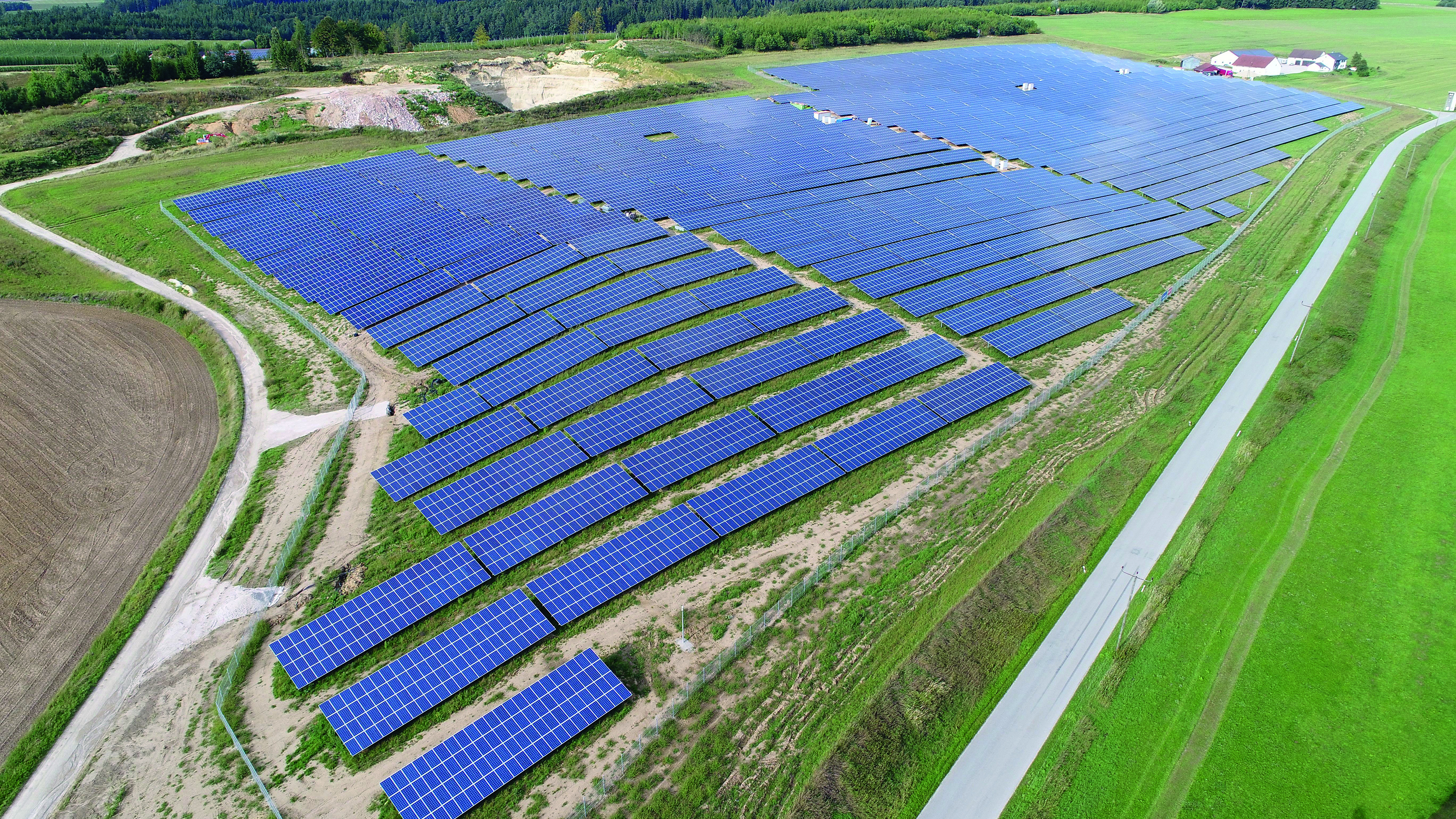 Ansicht eines PV-Kraftwerks, das mithilfe von KI-Methoden prädiktiv gewartet wird (Quelle: smartblue AG)