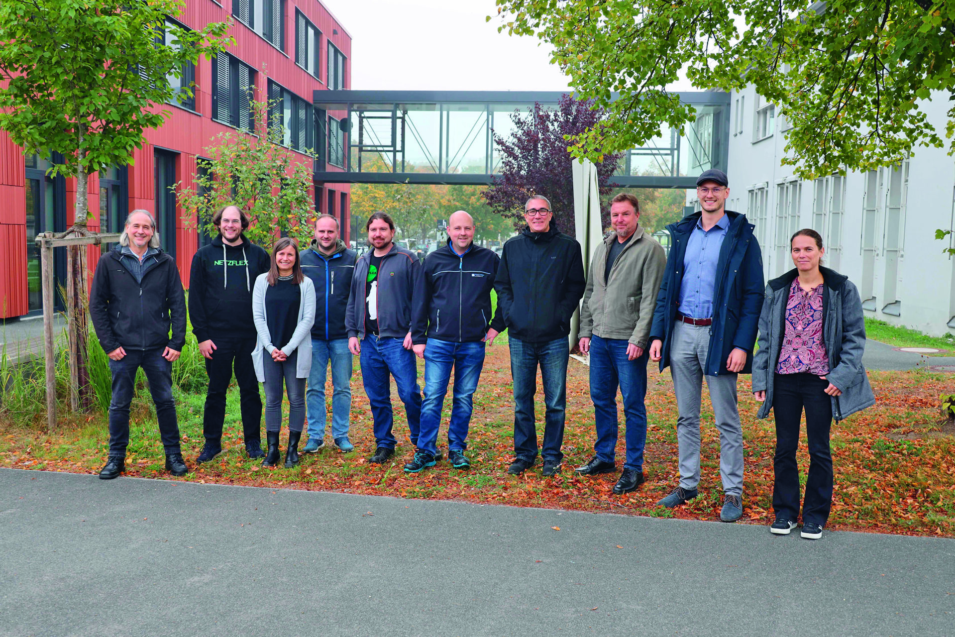 Das Projektteam (von links nach rechts): Stefan Mangatia (ST WNO), Florian Kiemes (NFX), Christine Meyer (ST WNO), Thomas Schmid (ST WNO), Christopher Mader (NFX), Stephan Synkule (SWLA), Simon Vollmer (NFX), Tobias Mader (NFX), Ulrich Ludolfinger (HS Landshut), Prof. Dr. Maren Martens (HS Landshut) (Quelle: Hochschule Landshut, Florian Karow)