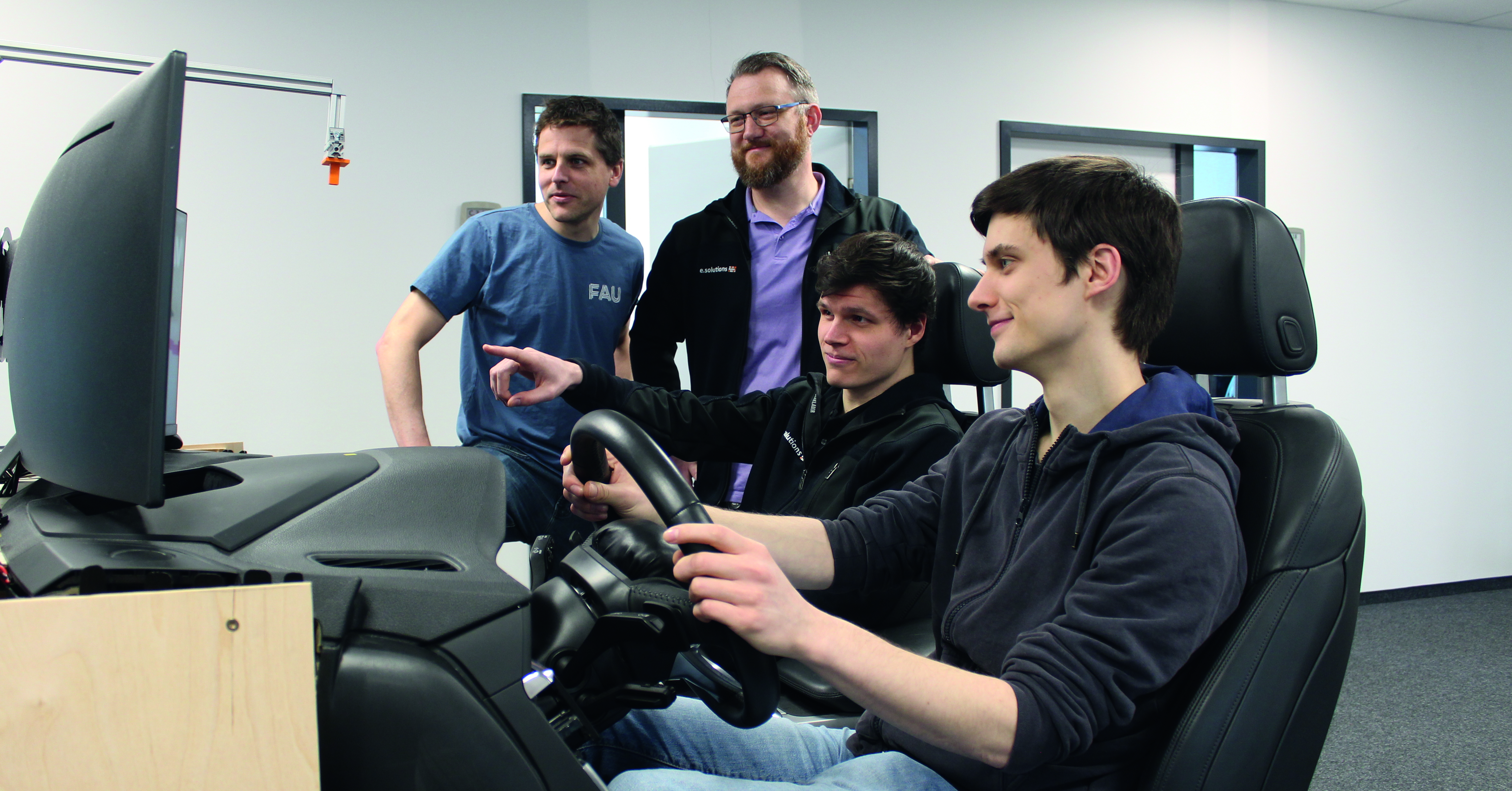 Mitglieder des Forschungsteams: Bernhard Egger, Matthias Stock, Philip Stoll, Valentin Bräutigam (vlnr) (Quelle: Friedrich-Alexander-Universität Erlangen-Nürnberg, Department Informatik, Lehrstuhl für Graphische Datenverarbeitung, e.solutions GmbH)