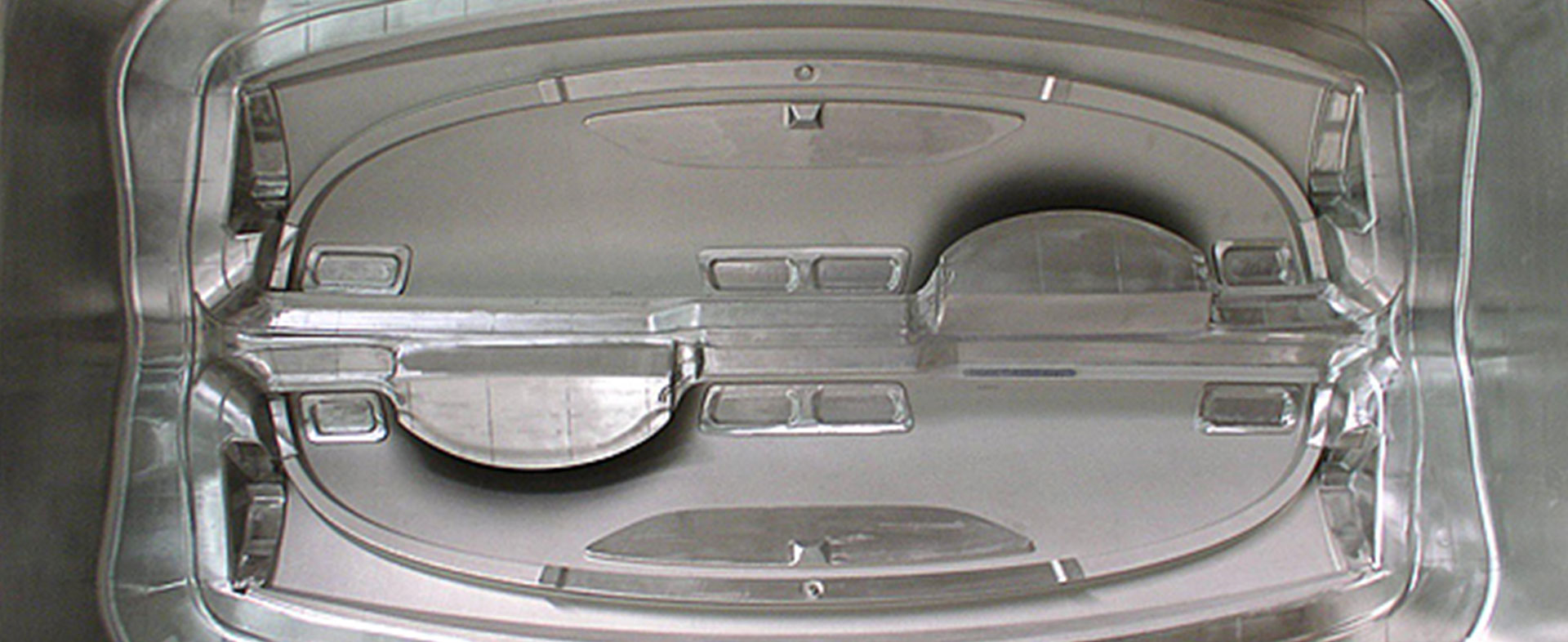 Galvanoformwerkzeug für die Abformung von Instrumententafeln für die Automobilindustrie (Quelle: Friedrich-Alexander-Universität Erlangen-Nürnberg, Department Werkstoffwissenschaften, Lehrstuhl für Allgemeine Werkstoffeigenschaften (WW1))