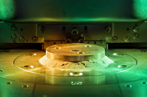 Sinteranlage (Quelle: Fraunhofer Institut für Werkzeugmaschinen und Umformtechnik (IWU), Projektgruppe Ressouceneffiziente mechatronische Verarbeitungsmaschinen (RMV) Prozesskette additive Fertigung)