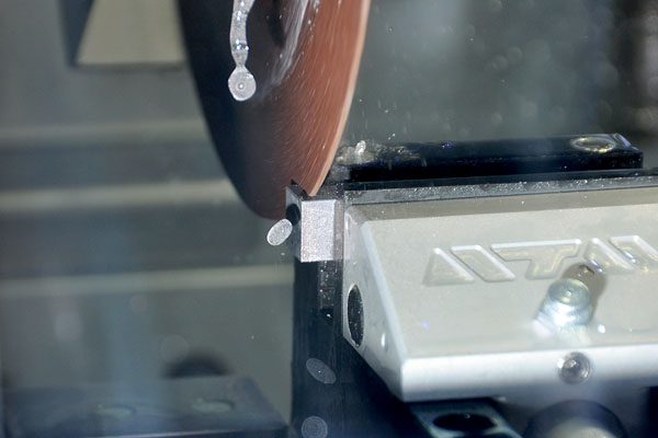 Probenpräparation zur Bestimmung der Restporosität (Quelle: Fraunhofer Institut für Werkzeugmaschinen und Umformtechnik (IWU), Projektgruppe Ressouceneffiziente mechatronische Verarbeitungsmaschinen (RMV) Prozesskette additive Fertigung)