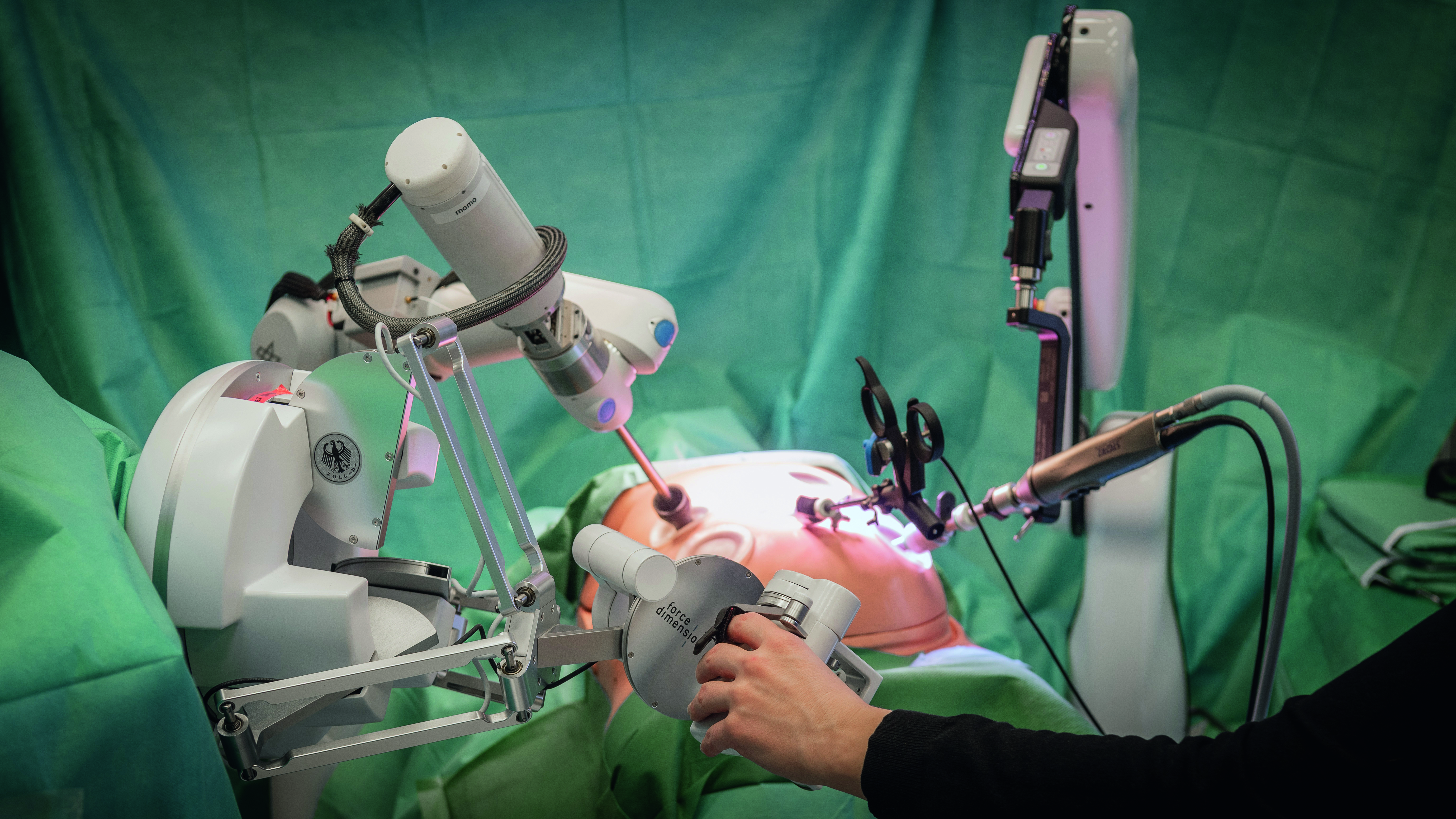 Roboterassistierte Laparoskopie an einem Phantom. (Quelle: Andreas Heddergott /TUM)