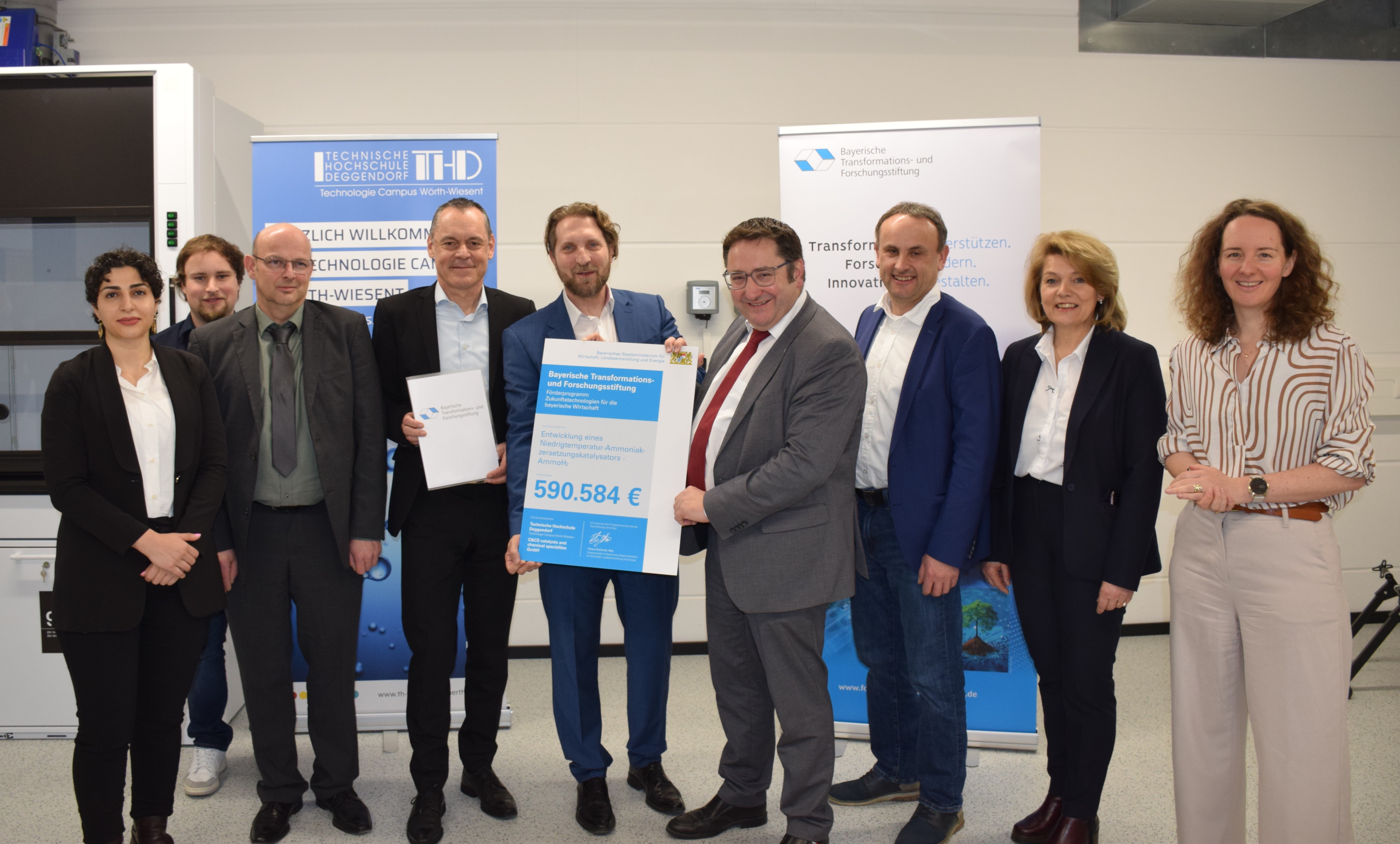 v.l.n.r. Zahra Badiei, Matthias Eigenstetter (beide THD), Dr. Manfred Nacken (C&CS catalysts and chemical specialties GmbH), Dr. Christian Haslbeck (Bayerische Transformations- und Forschungsstiftung), Prof. Dr.-Ing. Bernd Kuhn (THD), Wirtschaftsstaatssekretär Tobias Gotthardt, Bürgermeister Josef Schütz (Stadt Wörth), Bürgermeisterin Elisabeth Kerscher (Gemeinde Wiesent), Vizepräsidentin Prof. Dr. Veronika Fetzer (THD) (Quelle: Bayerische Transformations- und Forschungsstiftung)