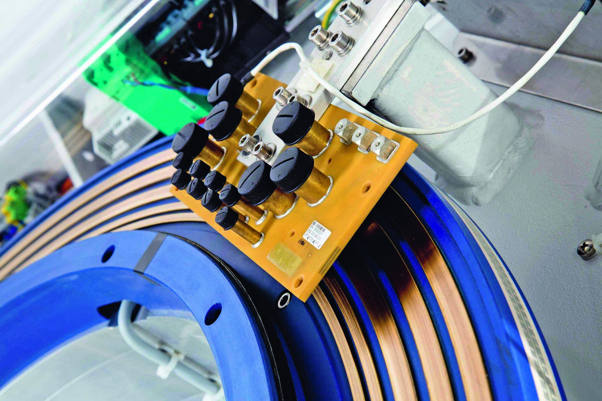 Der Schleifring ist eine elektromechanische Baugruppe. Der durch ihn gebildete Schleifkontakt ermöglicht die elektrische Energie- oder Signalübertragung zwischen gegeneinander rotierenden Bauteilen. (Quelle: Baig / Schleifring GmbH)