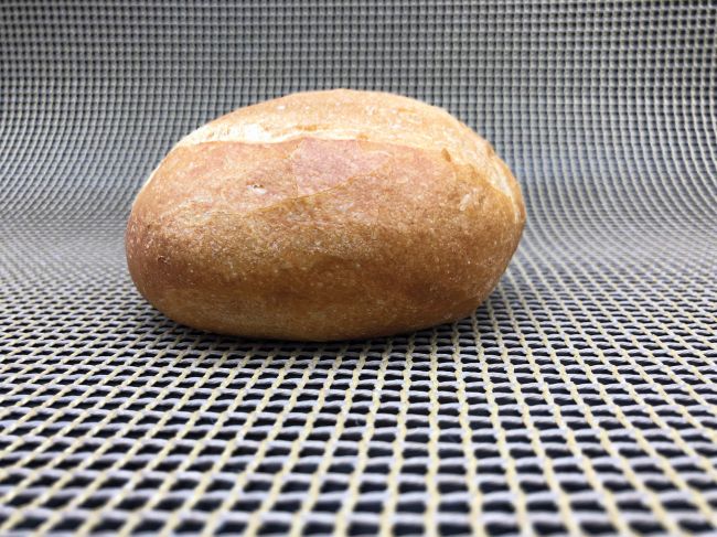 Ressourcenschonde und flexible BakeTex-Backmatte für den professionellen Einsatz in Bäckereien – luftdurchlässige Gitterstruktur durch Dreherbindung (Quelle: © Fraunhofer ISC / Anwendungszentrum Textile Faserkeramiken Münchberg)