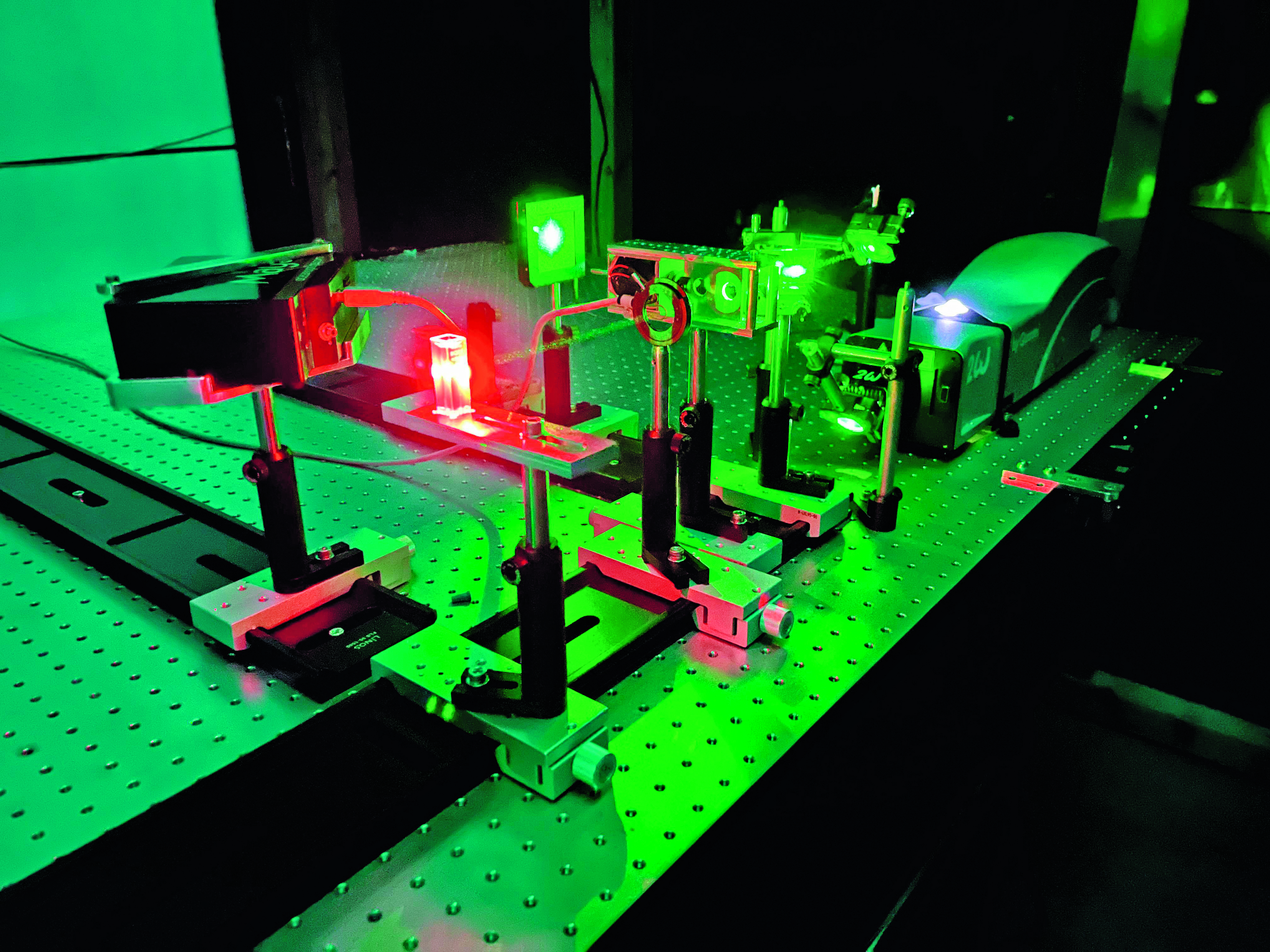 Messung der spektralen Fluoreszenz einer Flüssigkeit in einer Küvette (rot) (Quelle: Universität der Bundeswehr München, Institut für Thermodynamik (LRT-10), Professur für Energiewandlung in der Luft- und Raumfahrttechnik)
